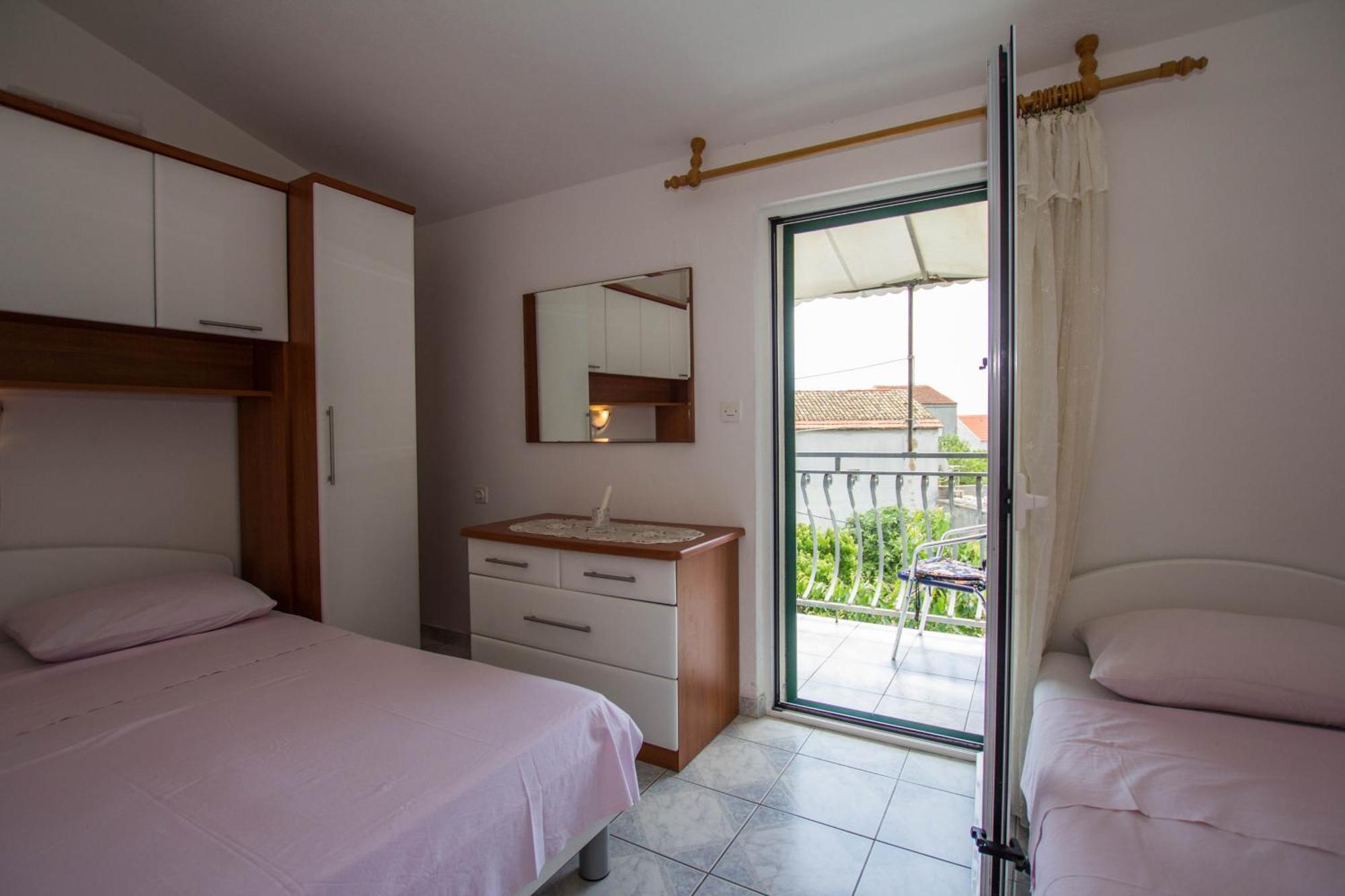 Apartments By The Sea Sucuraj, Hvar - 566 Номер фото