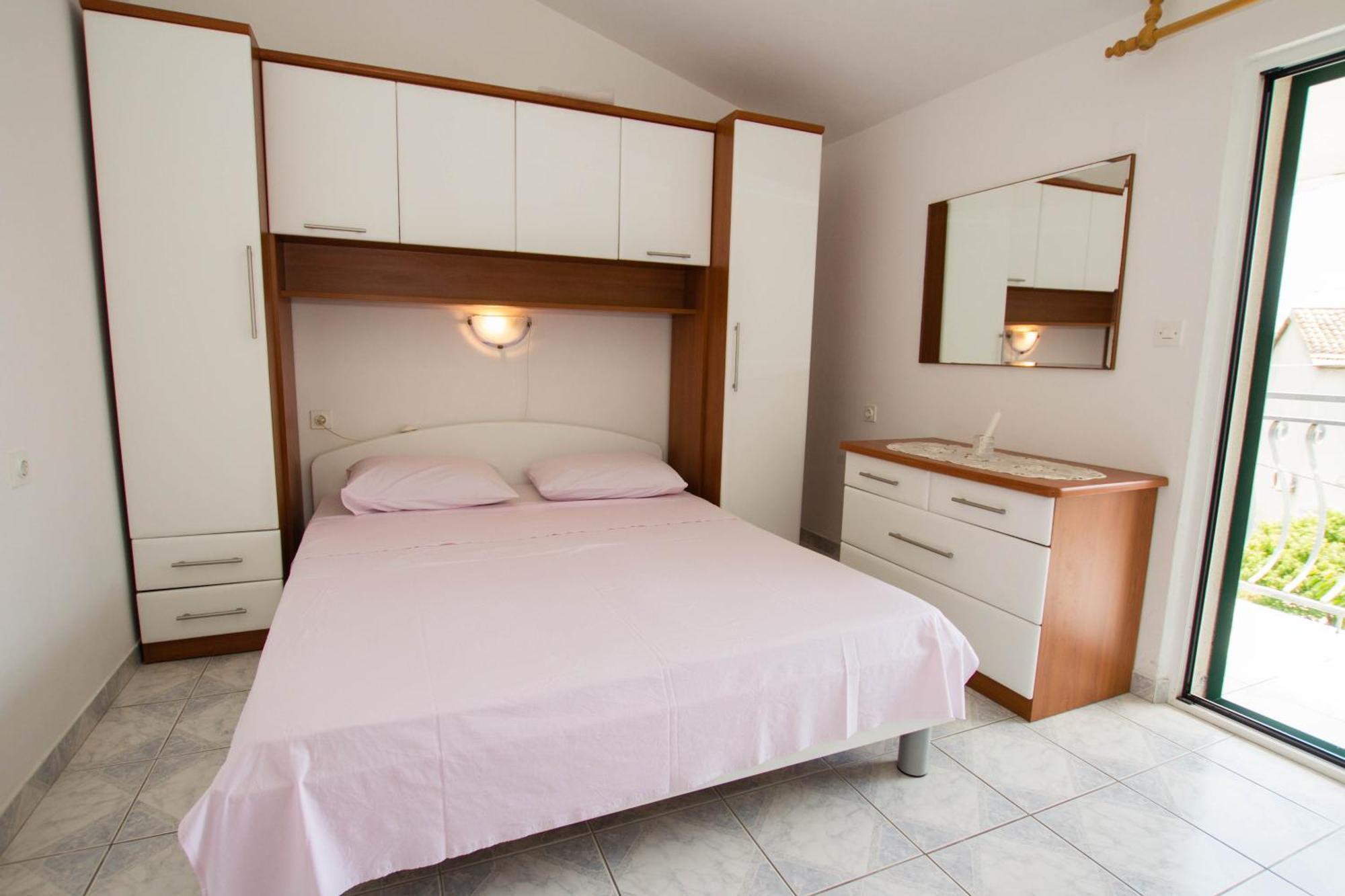 Apartments By The Sea Sucuraj, Hvar - 566 Номер фото